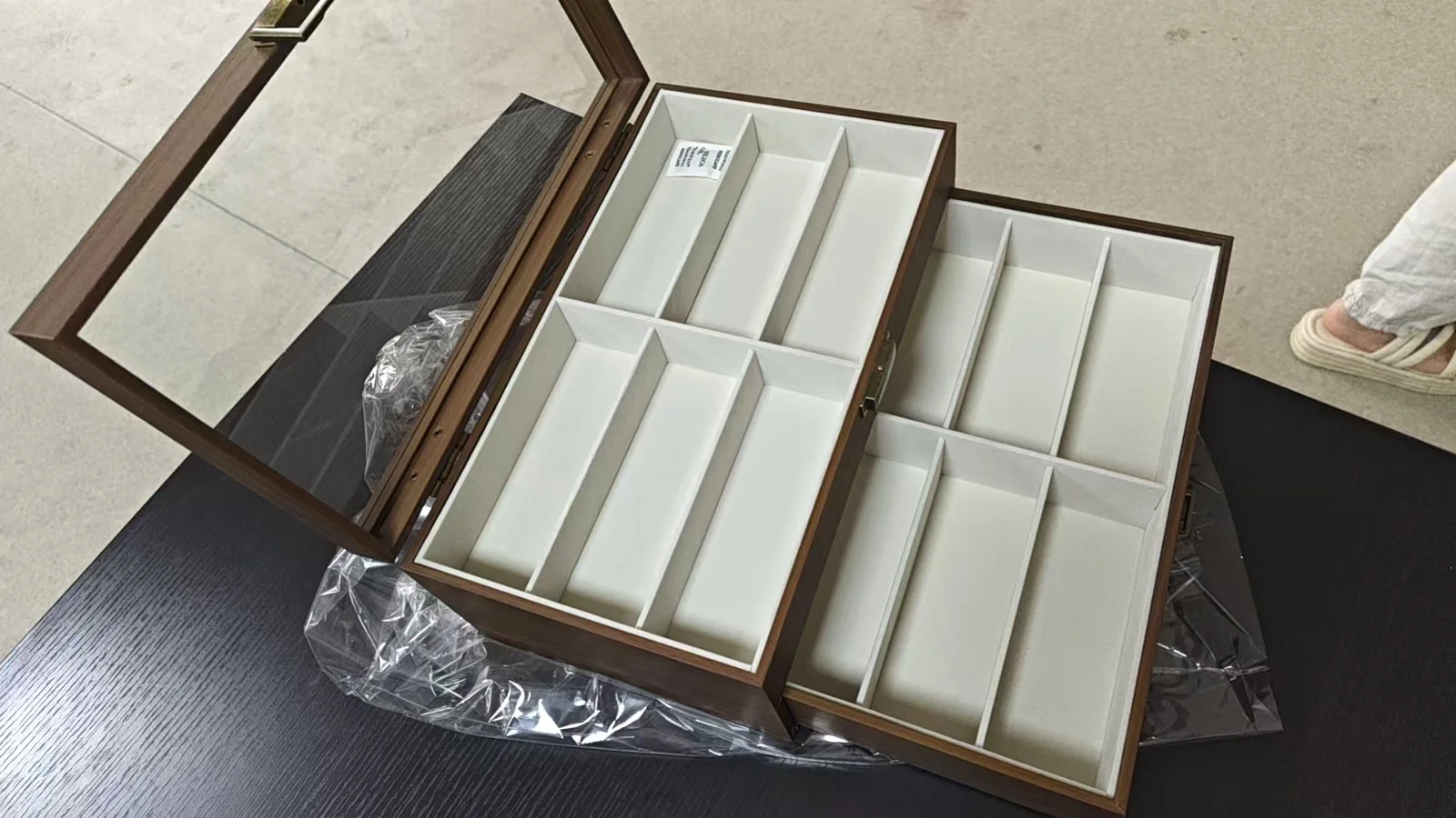 Open jewelry presentation box with internal insert